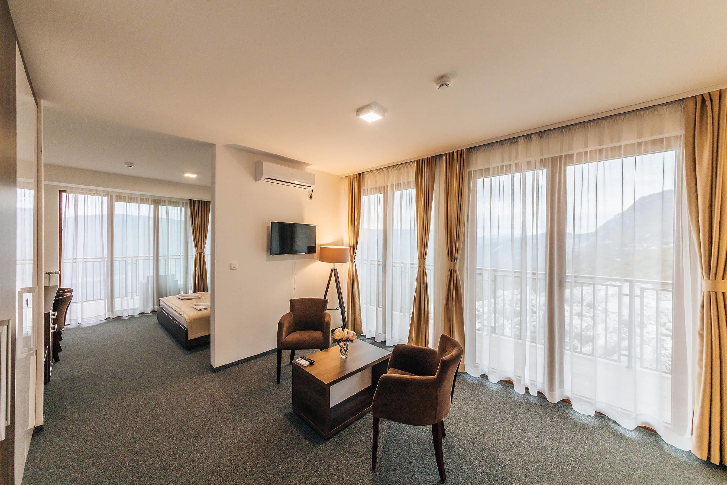 deluxe suite, multiple beds, mountain view | minibar, in-room safe, individually decorated, individually furnished