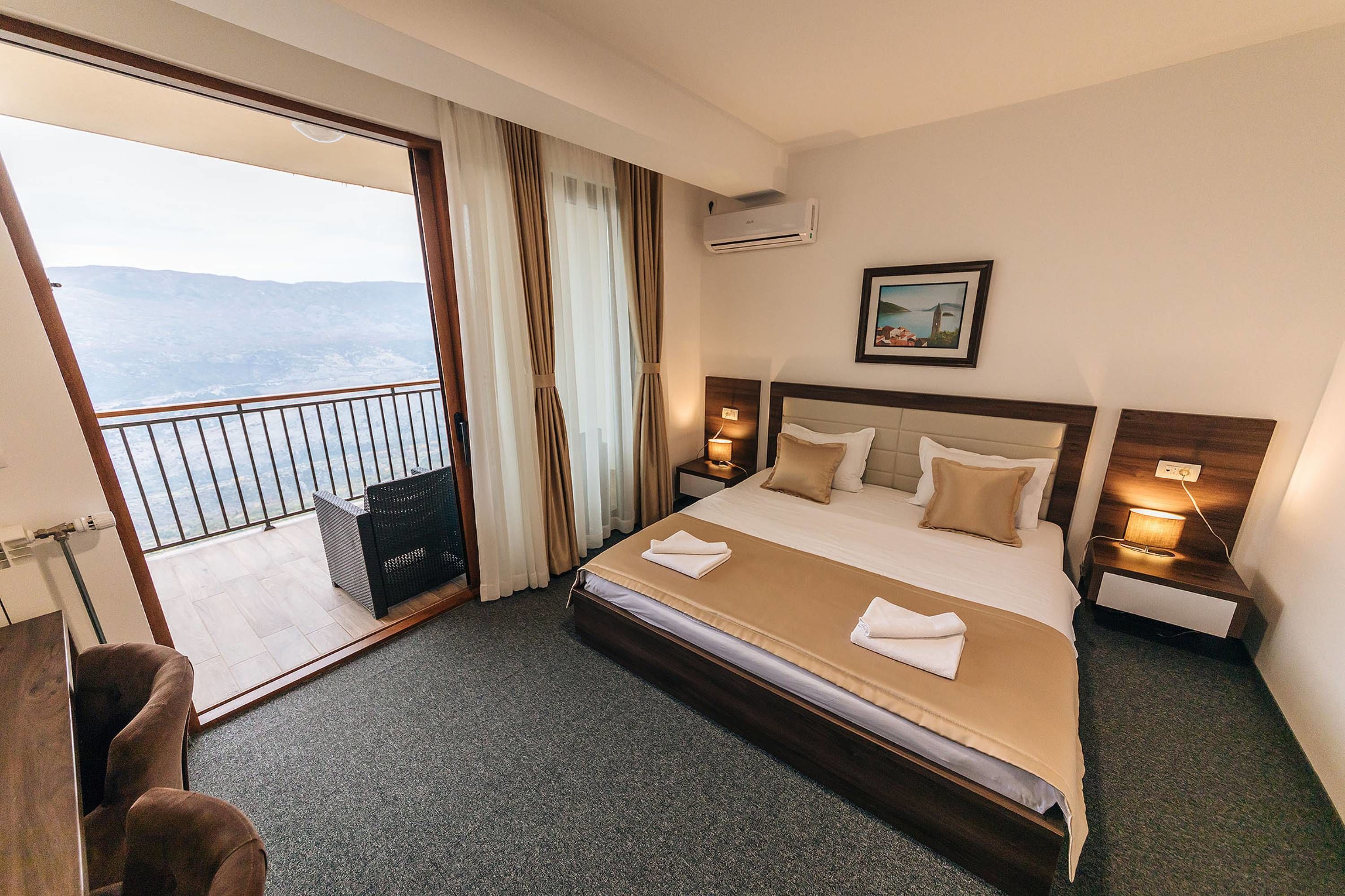 basic room, 1 king bed, mountain view | minibar, in-room safe, individually decorated, individually furnished