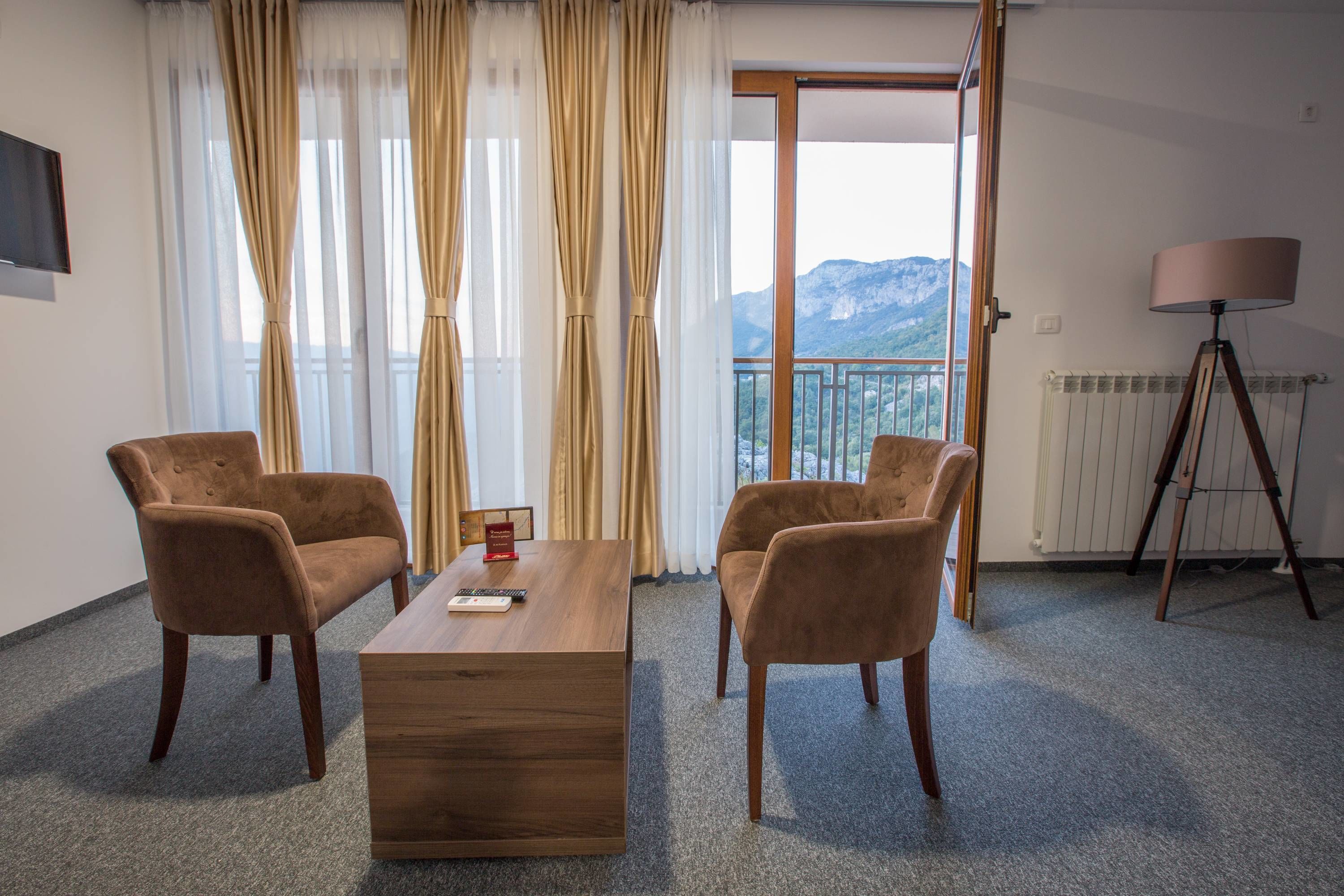 deluxe suite, multiple beds, mountain view | minibar, in-room safe, individually decorated, individually furnished