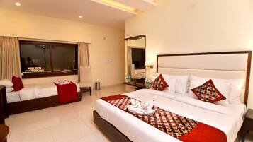 Executive Triple Room | Desk, laptop workspace, iron/ironing board, free WiFi