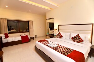 Executive driepersoonskamer | Een bureau, een laptopwerkplek, een strijkplank/strijkijzer, gratis wifi