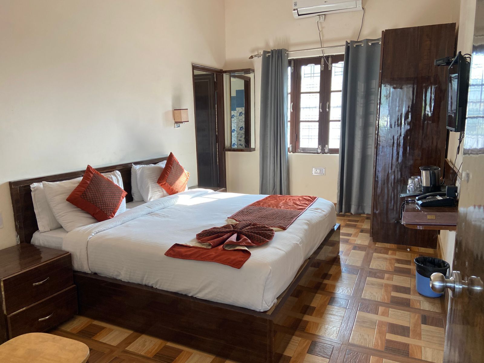 Deluxe Room - Old Block (Stairs only) | Desk, laptop workspace, iron/ironing board, free WiFi