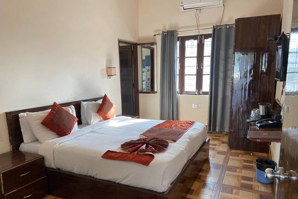 Deluxe Room - Old Block (Stairs only) | Desk, laptop workspace, iron/ironing board, free WiFi