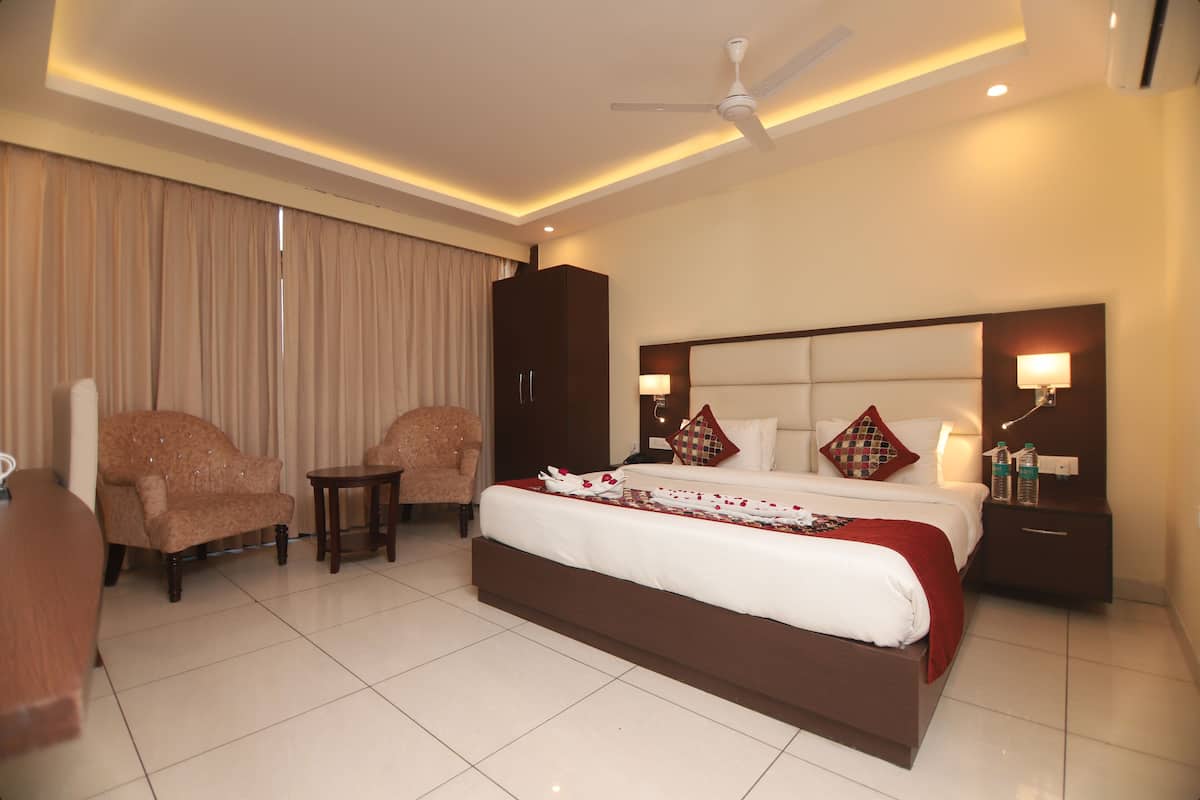 Rom – premier, 1 kingsize-seng | Skrivebord, skrivebord for bærbar PC og strykejern/-brett