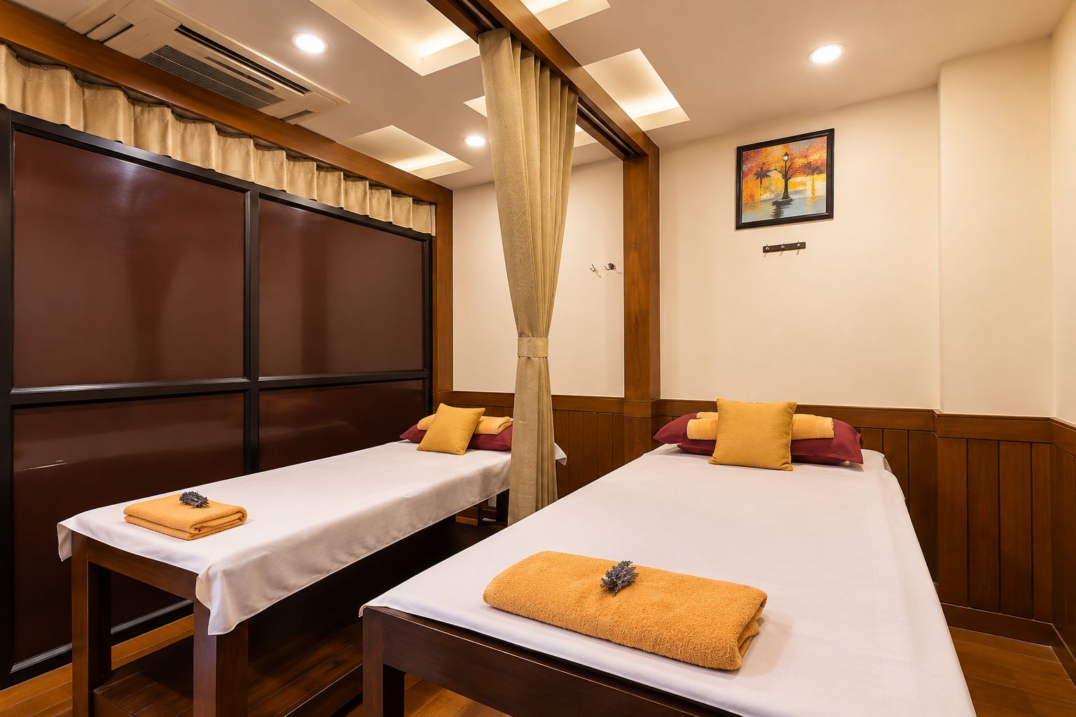Habitación de hotel con dos camas individuales, un ventanal con cortinas, un cuadro en la pared e iluminación empotrada en el techo.