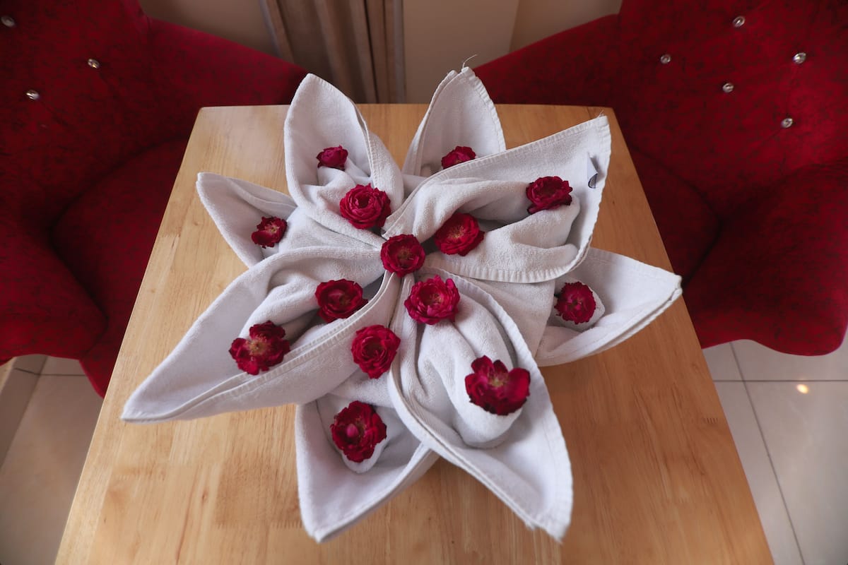 Suite – honeymoon, 1 kingsize-seng | Skrivebord, skrivebord for bærbar PC og strykejern/-brett
