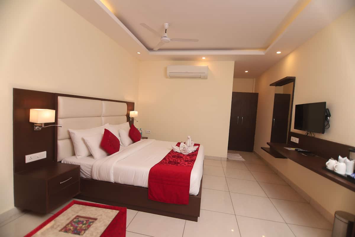 Superior Room, 1 King Bed | Desk, laptop workspace, iron/ironing board, free WiFi