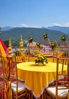 Mesa lista para comer con el paisaje de montañas al fondo.