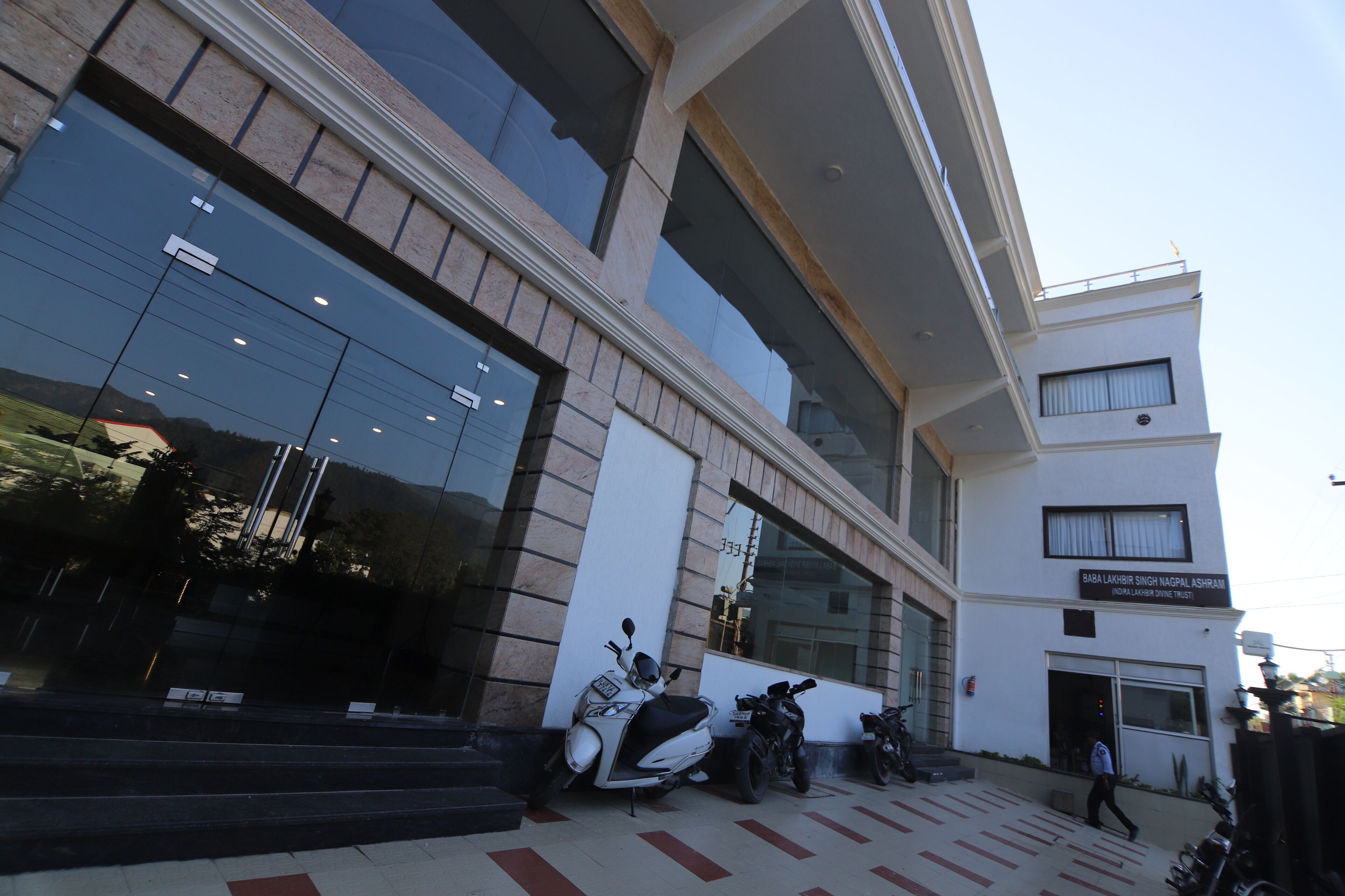 Ένα σύγχρονο κτίριο με μεγάλα παράθυρα από γυαλί και μια επιγραφή που υποδεικνύει ότι πρόκειται για εμπορική επιχείρηση.