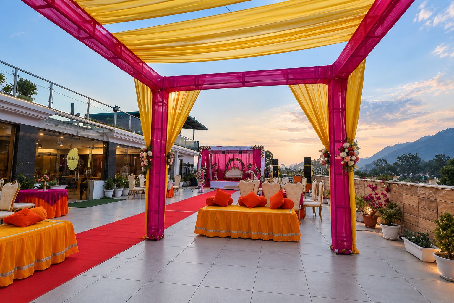 Un espacio para eventos al aire libre con escenario, asientos y alfombra roja.
