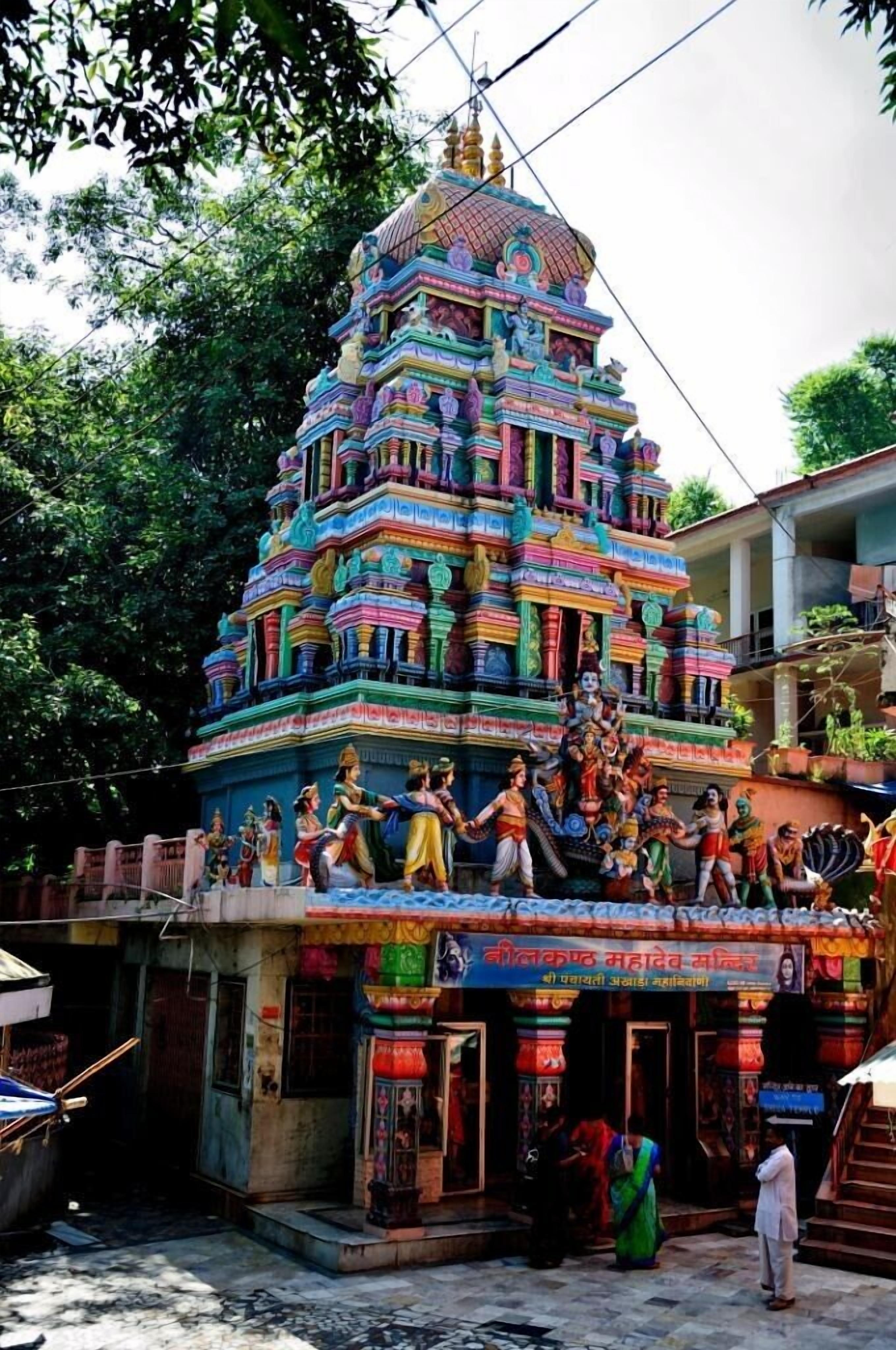 Un templo colorido con diseños intrincados y estatuas.