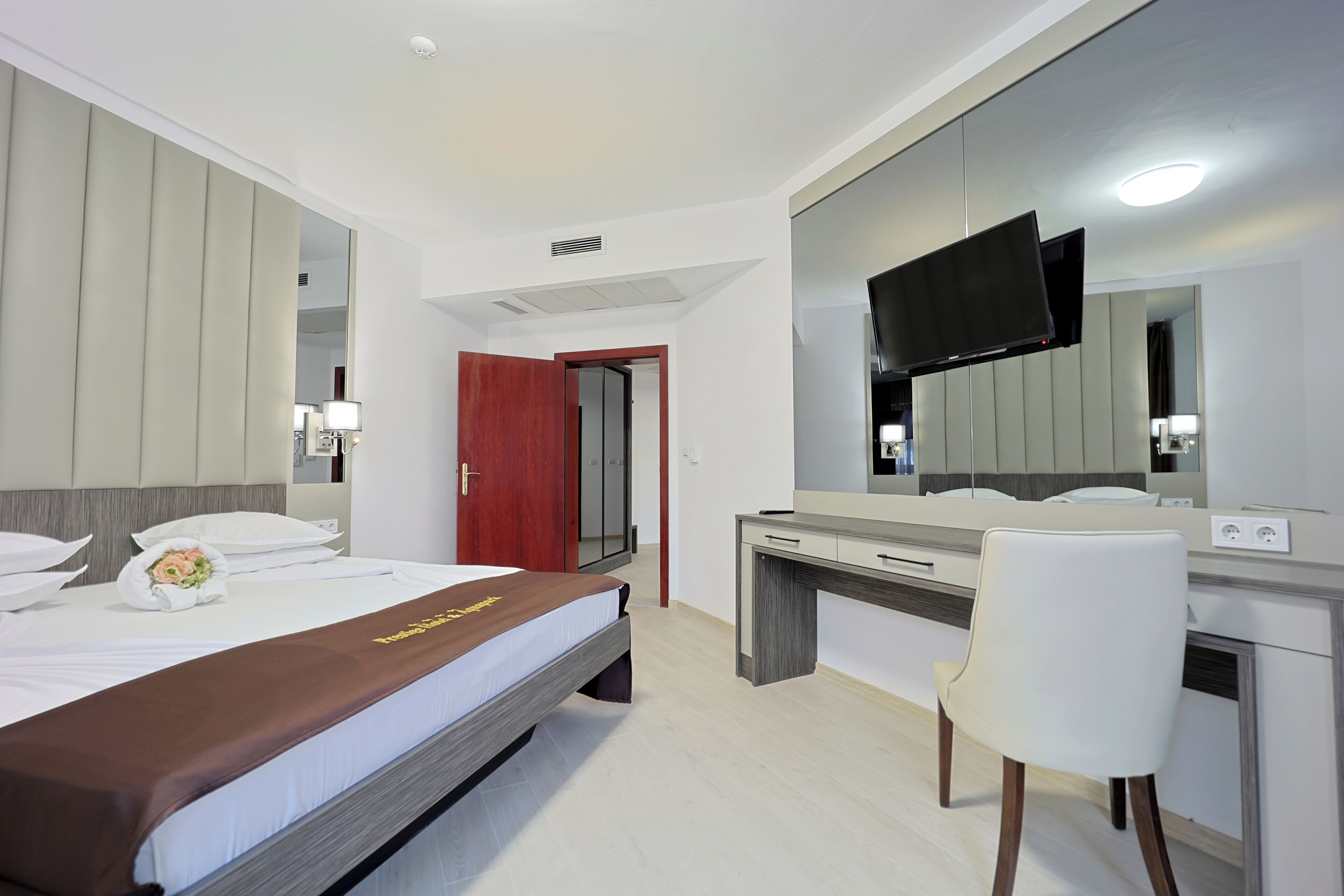 Familienapartment, 1 Schlafzimmer | Zimmersafe, Schreibtisch, Verdunkelungsvorhänge, Bügeleisen/Bügelbrett