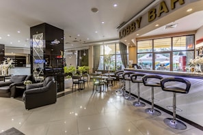 2 bars/lounges, lobby lounge