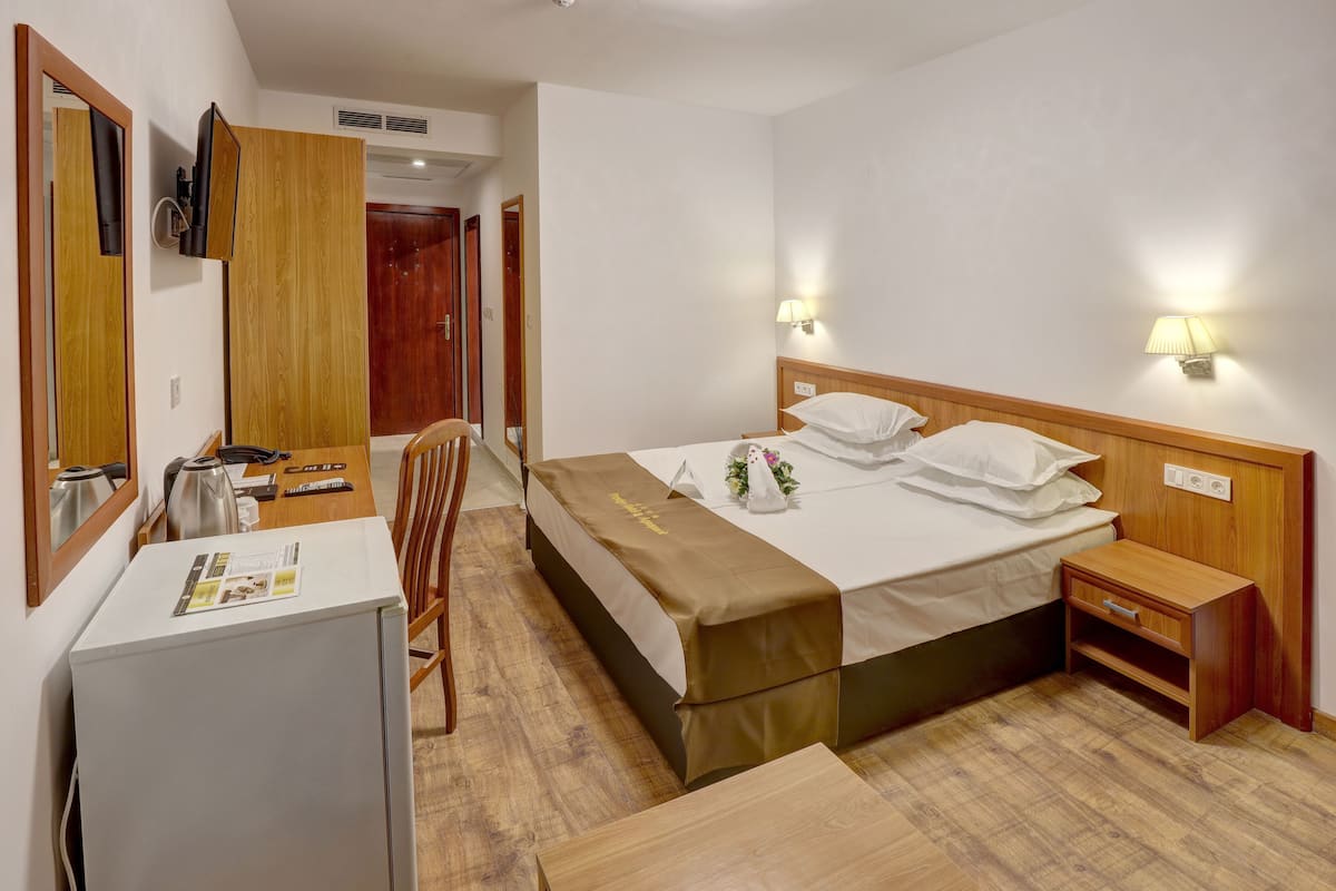 1 bedroom, in-room safe, desk, blackout curtains