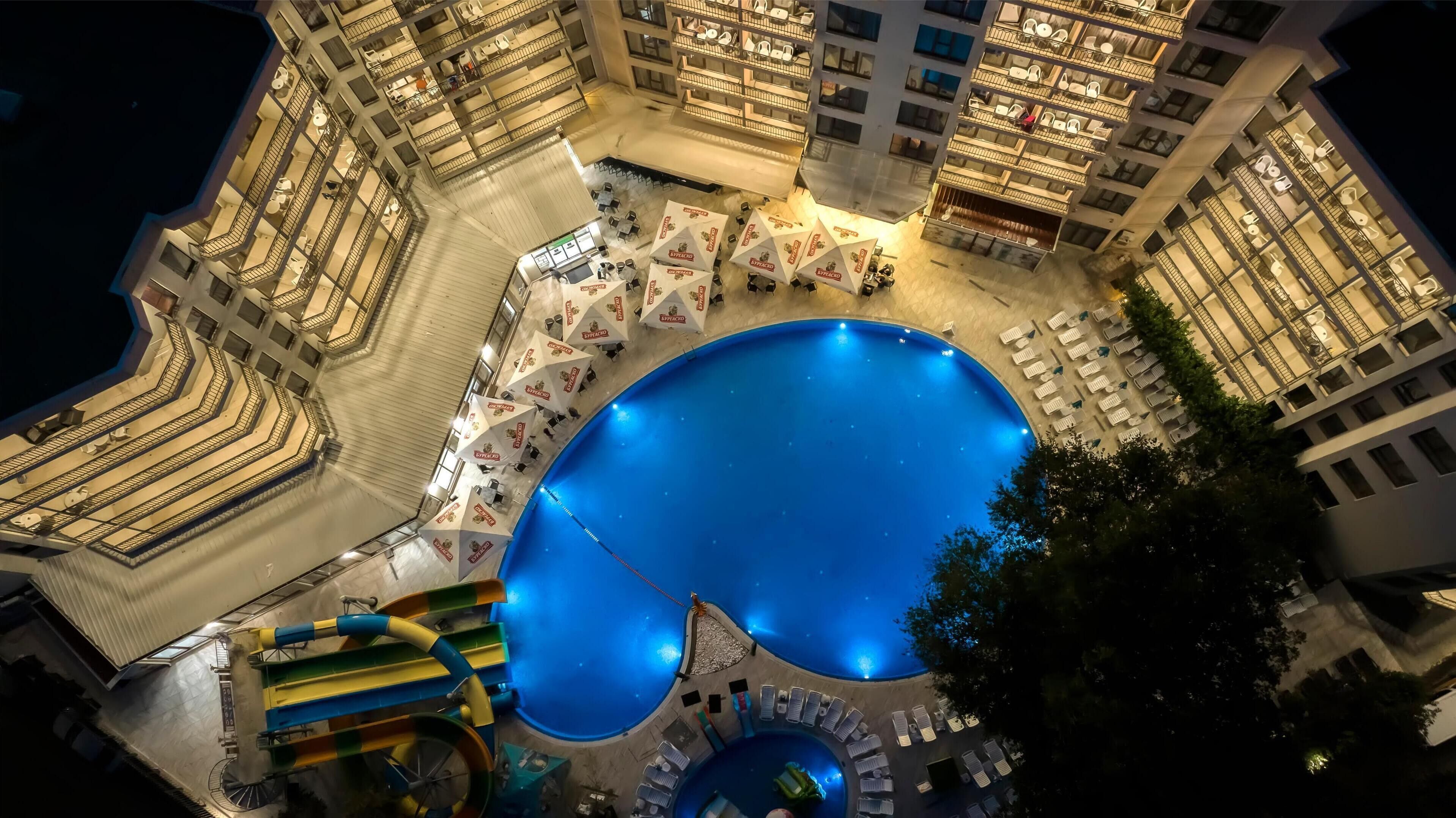 Alberca techada y alberca al aire libre por temporada