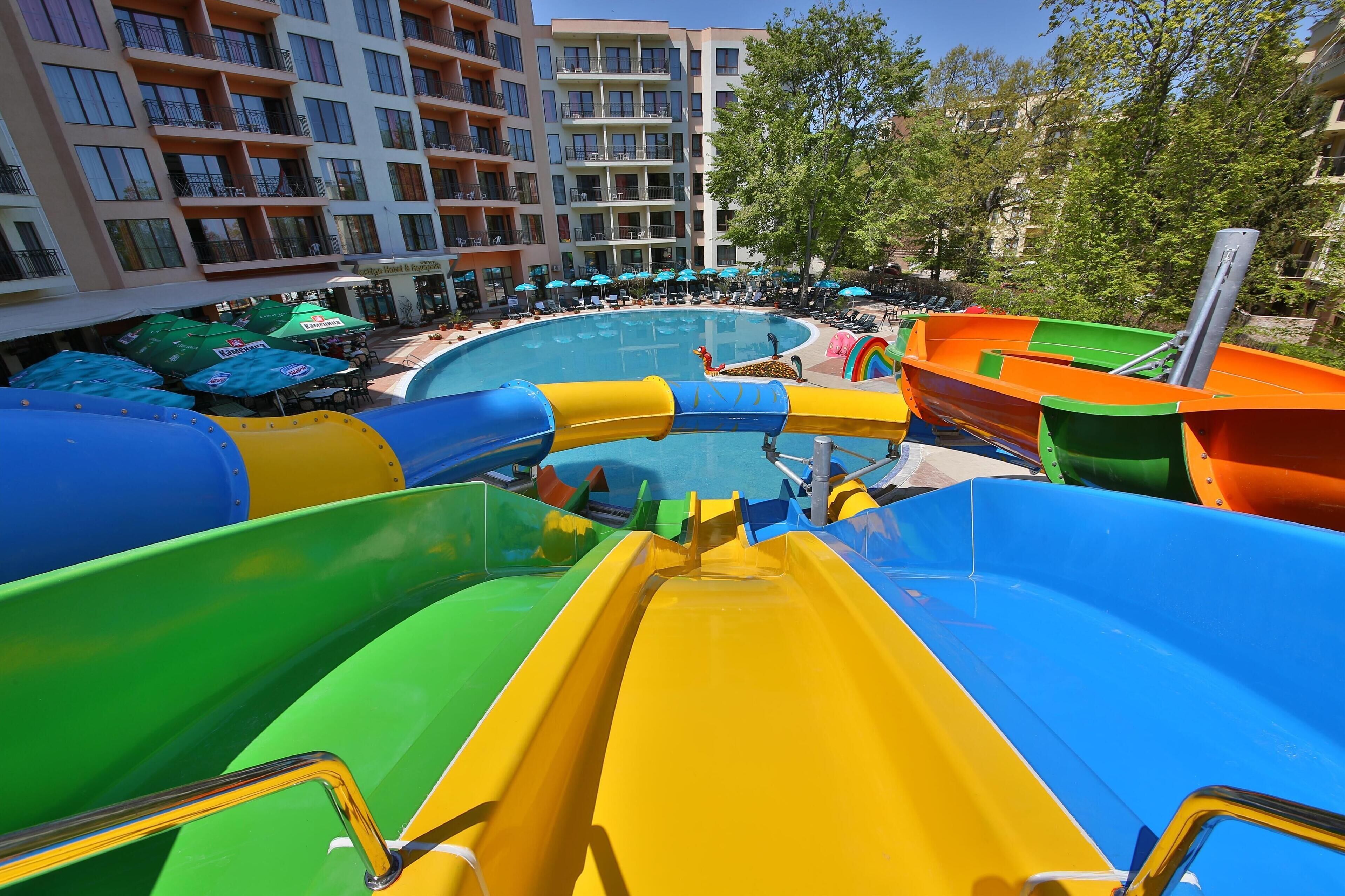 Piscina interna, piscina externa sazonal, guarda-sóis, espreguiçadeiras