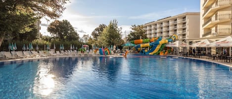 Piscine couverte, piscine extérieure (ouverte en saison)
