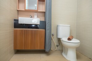 Kamer | Badkamer | Een douche, gratis toiletartikelen, handdoeken