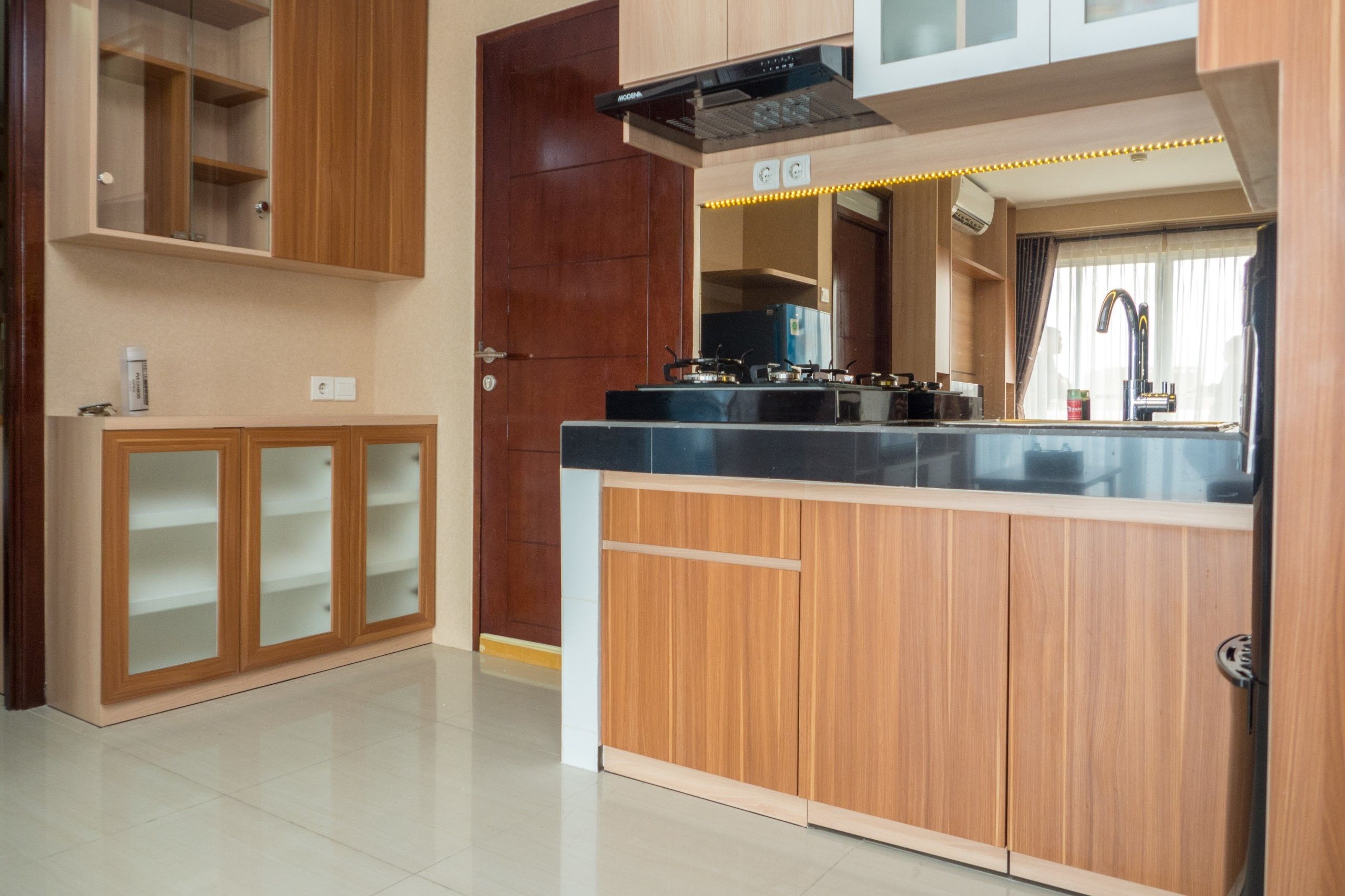 Refrigerador, placa de cocina, utensilios de cocina