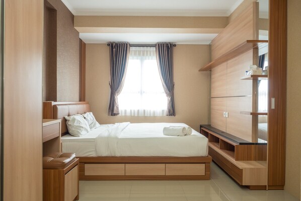 Room | 3 bedrooms, desk, free WiFi, bed sheets