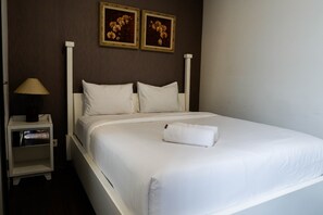 Quarto | 2 quartos, escrivaninha, roupa de cama