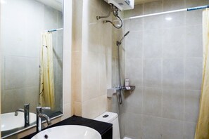 Ducha, artículos de tocador gratuitos, toallas, shampoo