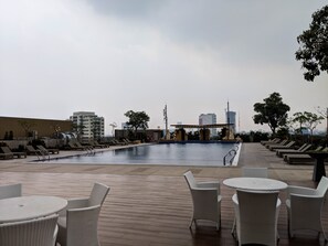 Una piscina al aire libre