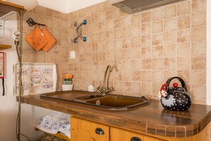 Maison | Coin cuisine privé | Réfrigérateur, micro-ondes, plaque de cuisson