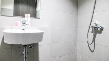 Huone | Kylpyhuone | Suihku, ilmaiset hygieniatuotteet, pyyhkeet