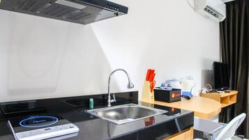 Room | Private kitchenette | Fridge, stovetop, cookware/dishes/utensils