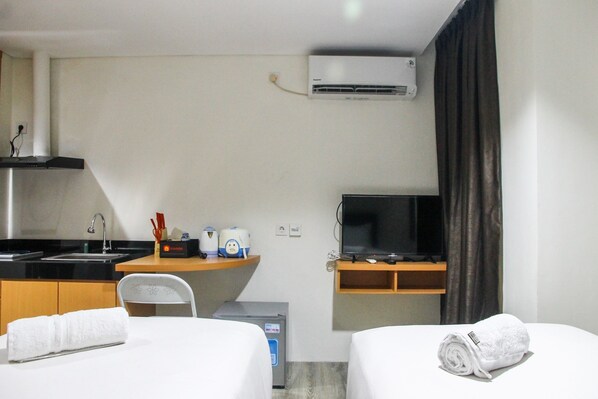 Enjoy a comfortable stay in this well-appointed room featuring a kitchenette, flat-screen TV, and two beds with crisp linens.
