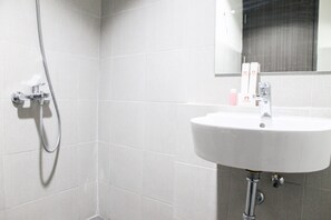 Zimmer | Badezimmer | Dusche, kostenlose Toilettenartikel, Handtücher
