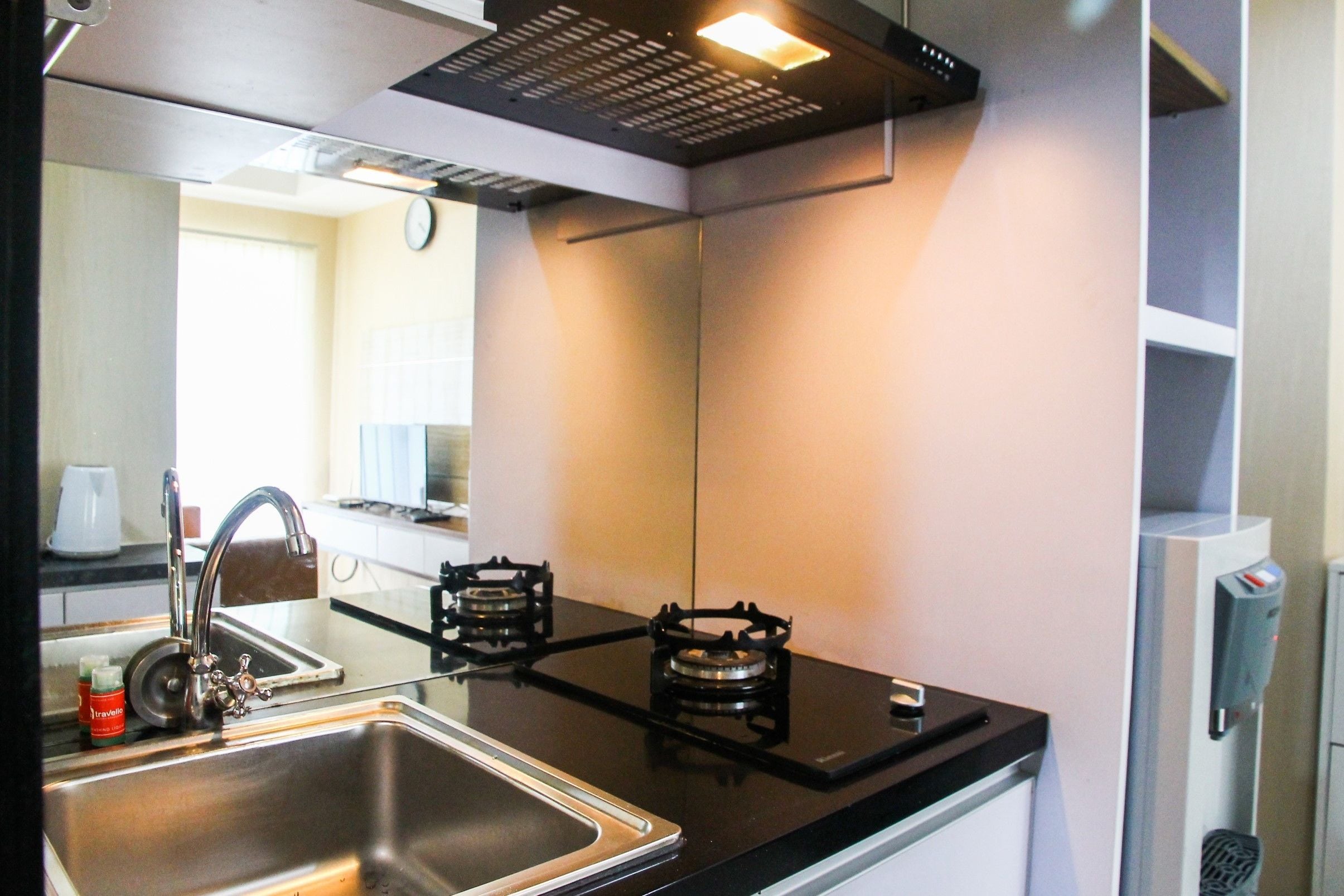 Habitación | Cocineta privada | Refrigerador, microondas, parrilla de estufa y utensilios de cocina 