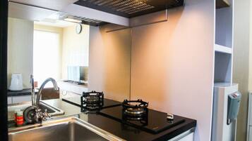 Habitación | Cocineta privada | Refrigerador, microondas, parrilla de estufa y utensilios de cocina