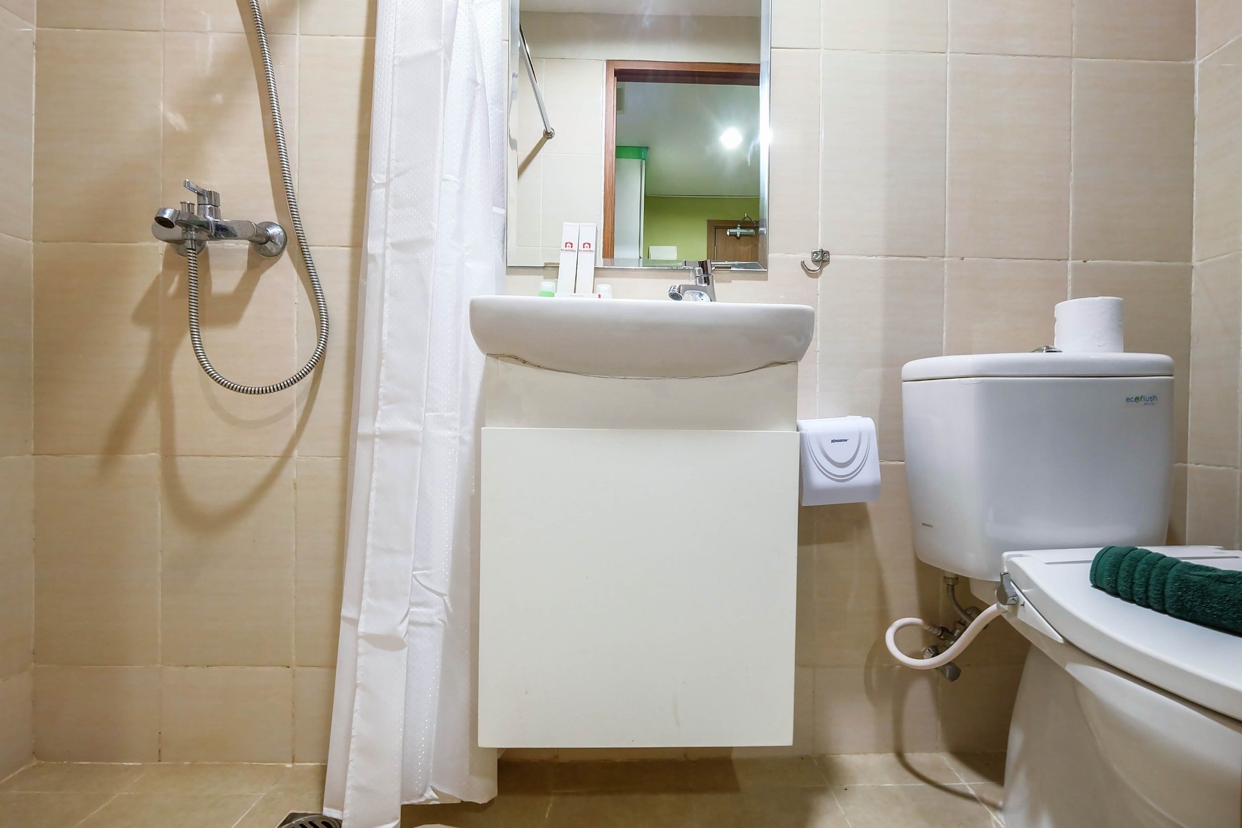 Une salle de bain avec une douche, un lavabo et des toilettes.