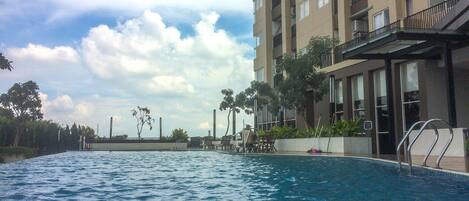 Una piscina al aire libre