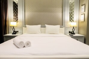 Desk, iron/ironing board, free WiFi, bed sheets - Studio Room with City View Casa De Parco Apartment (Pagedangan)
