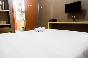 Room | Desk, free WiFi, bed sheets - Modern Studio Apartment at Pavilion Permata 2 (Surabaya)