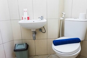 Room | Bathroom | Shower, free toiletries, towels - Modern Studio Apartment at Pavilion Permata 2 (Surabaya)