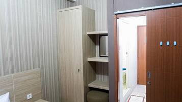 Room | Desk, free WiFi, bed sheets