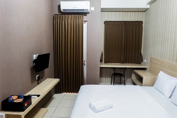 Room | Desk, free WiFi, bed sheets - Modern Studio Apartment at Pavilion Permata 2 (Surabaya)