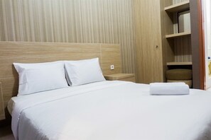 Room | Desk, free WiFi, bed sheets - Modern Studio Apartment at Pavilion Permata 2 (Surabaya)