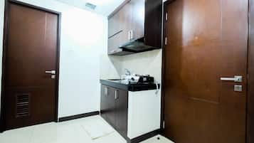 Habitación | Cocineta privada | Refrigerador, parrilla de estufa y utensilios de cocina