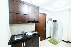 Private kitchenette - 1BR Sky Terrace Lagoon Condo Apartment near Daan Mogot Mall (Jakarta)