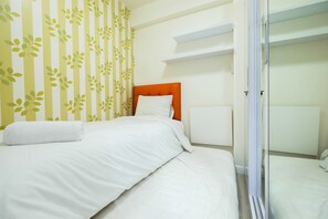 Room | 2 bedrooms, free WiFi, bed sheets - Comfort 2BR with Pool View Green Pramuka City Apartment (Jakarta)