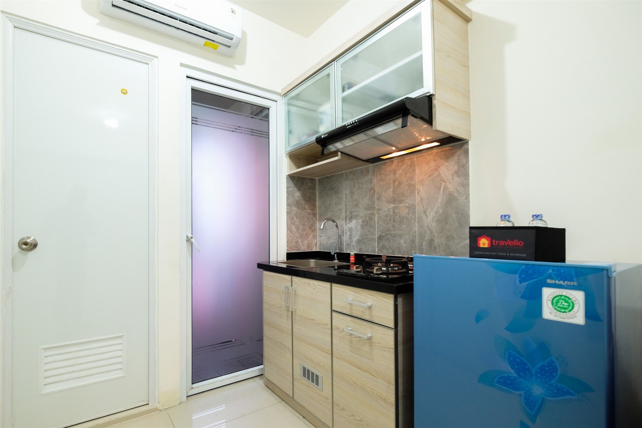 Habitación | Cocineta privada | Refrigerador, parrilla de estufa y utensilios de cocina 