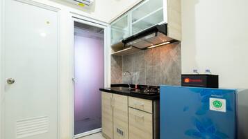 Habitación | Cocineta privada | Refrigerador, parrilla de estufa y utensilios de cocina