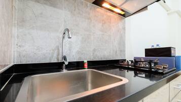 Habitación | Cocineta privada | Refrigerador, parrilla de estufa y utensilios de cocina