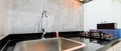 Room | Private kitchenette | Fridge, stovetop, cookware/dishes/utensils