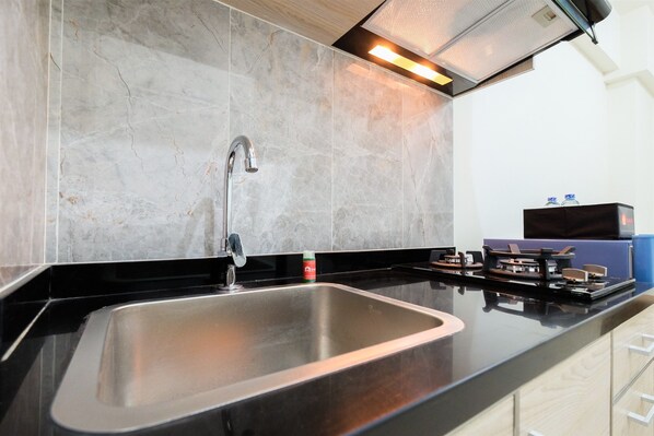 Room | Private kitchenette | Fridge, stovetop, cookware/dishes/utensils